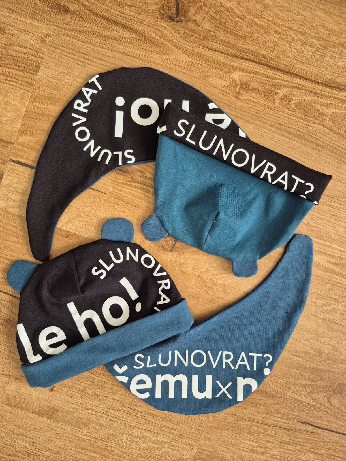 Čepičky — slunovratový merch ušitý z triček minulých ročníků