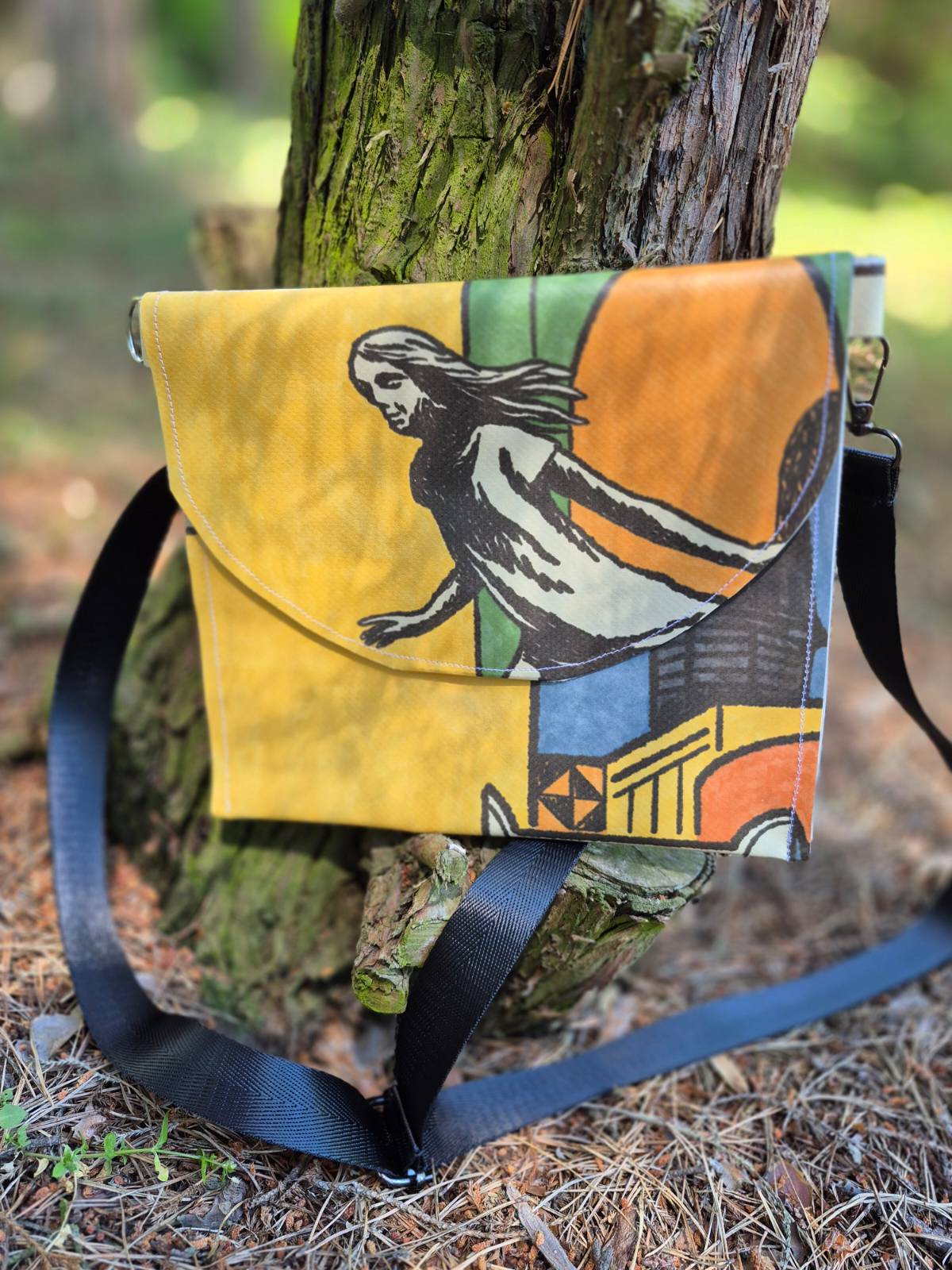 Kabelka — slunovratový merch ušitý ze starých festivalových bannerů
