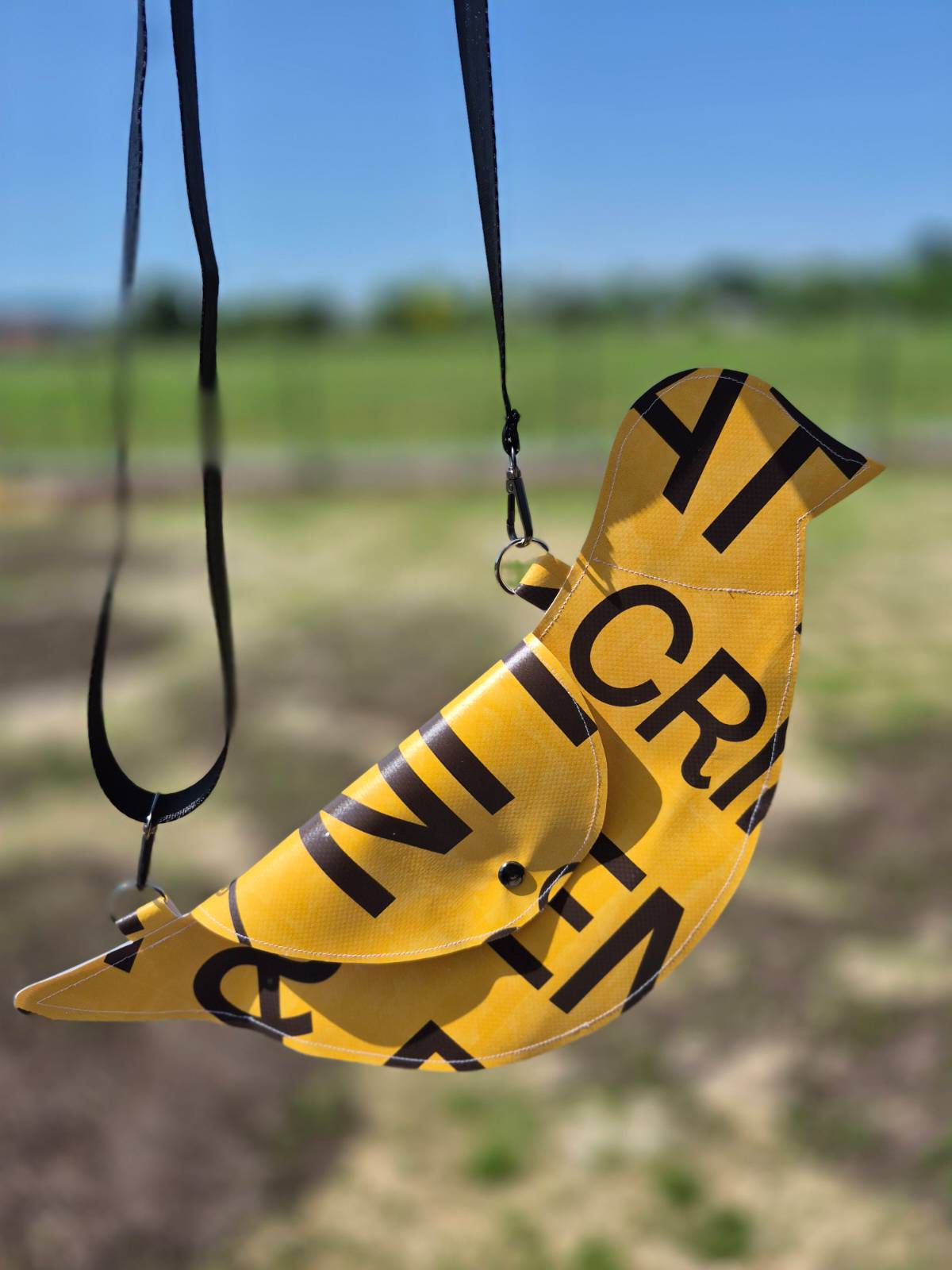 Žlutá ptačí kabelka z festivalového banneru — slunovratový merch Makaja