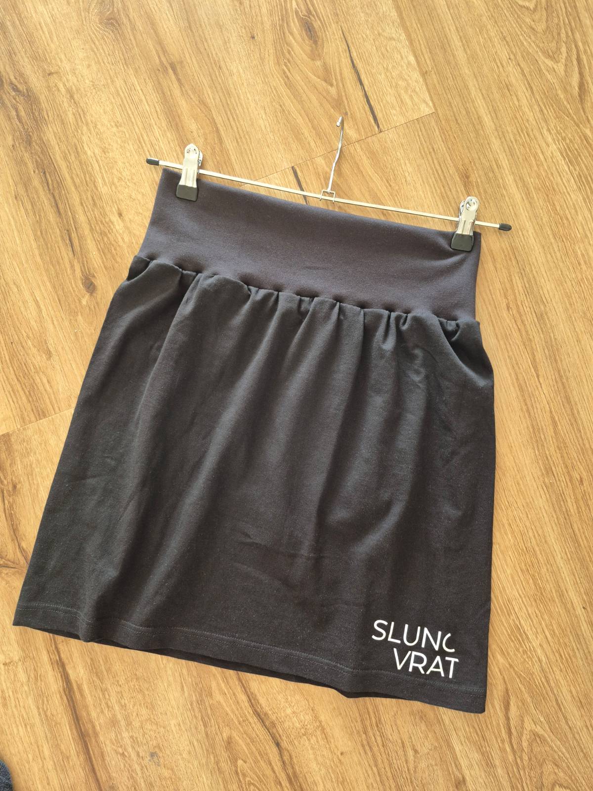 Sukně — slunovratový merch ušitý z triček minulých ročníků